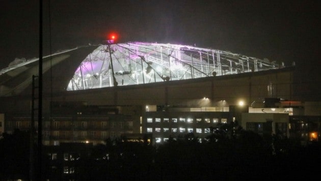 Das Dach dieses Baseball-Stadions in Saint Petersburg die fünftgrößte Stadt Floridas, wurde zerfetzt. (Bild: APA/Tampa Bay Times)