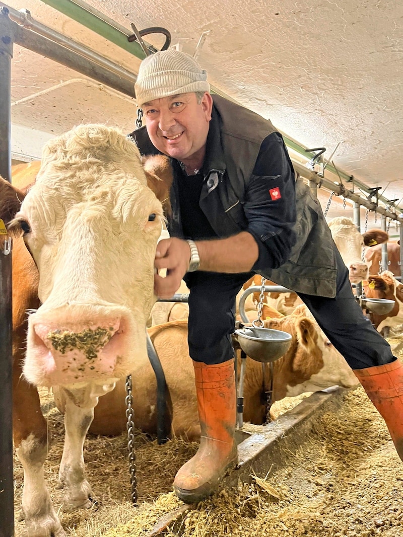 Er kennt alle seine Tiere beim Namen. Anderen auszuhelfen, hat für ihn hohe Priorität. Neben dem Stammtisch plant er auch Ausflüge. (Bild: Elisa Aschbacher)