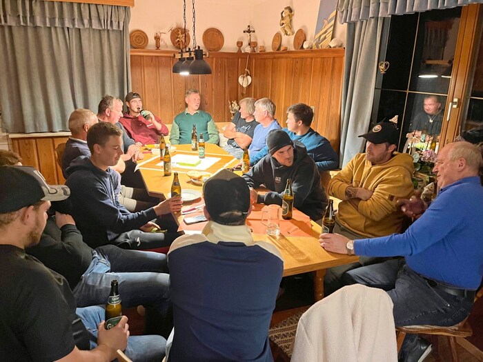 Aus 15 Leuten besteht der Stammtisch, wo sich Bauern aus Treffenboden und Kreuschlach treffen. Besonders erfreulich: „Jung und Alt sitzen am Tisch!“ 