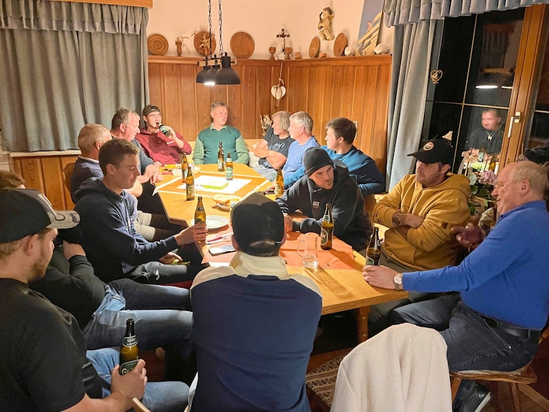 The regulars' table, where farmers from Treffenboden and Kreuschlach meet, consists of 15 people. Particularly pleasing: "Young and old sit at the table!" (Bild: Elisa Aschbacher)