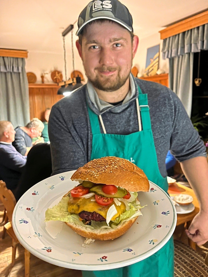 Martin Genser bereitete Hirsch-Burger zu. (Bild: Elisa Aschbacher)