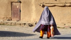 Eine Burka tragende Frau in Kandahar im Süden Afghanistans (Bild: APA/AFP/Sanaullah SEIAM)