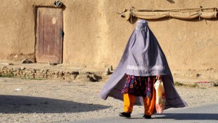 Eine Burka tragende Frau in Kandahar im Süden Afghanistans (Bild: APA/AFP/Sanaullah SEIAM)