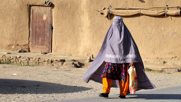 Eine Burka tragende Frau in Kandahar im Süden Afghanistans (Bild: APA/AFP/Sanaullah SEIAM)