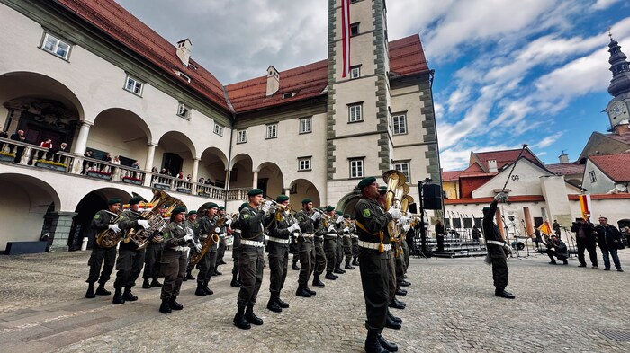 Die Militärmusik begleitet die Feier.