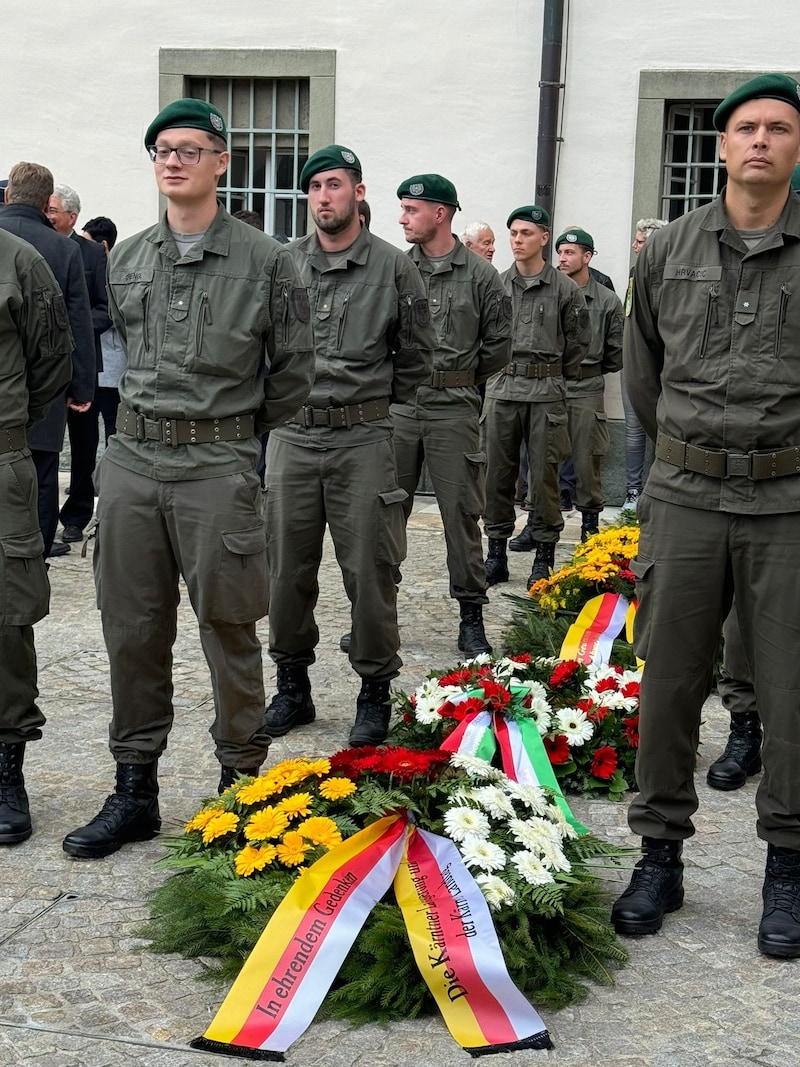 Das Bundesheer und die Militärmusik sind ebenfalls anwesend. (Bild: Evelyn Hronek)