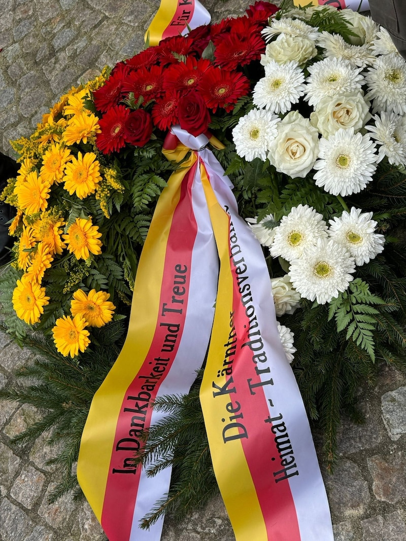 Wreaths of flowers in memory of the referendum (Bild: Evelyn Hronek)