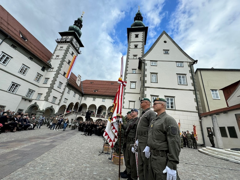 Die Feier im Landhaushof wird zweisprachig abgehalten. (Bild: Evelyn Hronek)