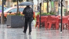 Den Regenschirm sollte man in diesem Pseudosommer in Tirol auch in dieser Woche mit dabei haben.