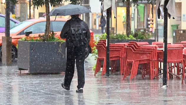 Den Regenschirm sollte man in diesem Pseudosommer in Tirol auch in dieser Woche mit dabei haben.