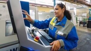 Programmieren mag Martha sehr an ihrem Job. (Bild: Voestalpine)