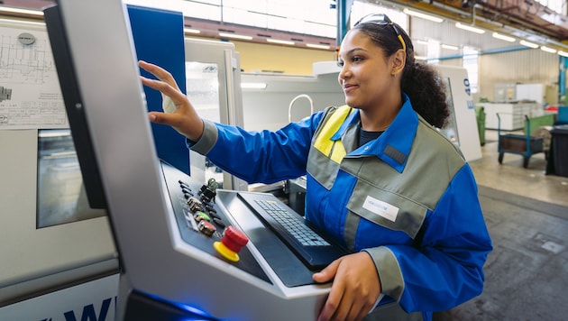 Martha really likes programming in her job. (Bild: Voestalpine)