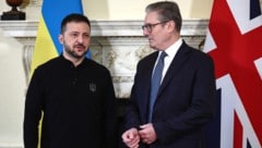 Der ukrainische Präsident Wolodymyr Selenskyj zu Besuch in der Downing Street 10 bei Briten-Premier Keir Starmer.  (Bild: AFP/HENRY NICHOLLS)