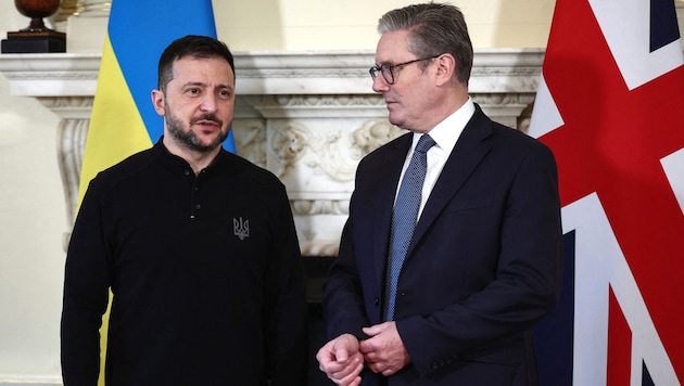 Ukrainian President Volodymyr Selensky visits British Prime Minister Keir Starmer at 10 Downing Street. (Bild: AFP/HENRY NICHOLLS)