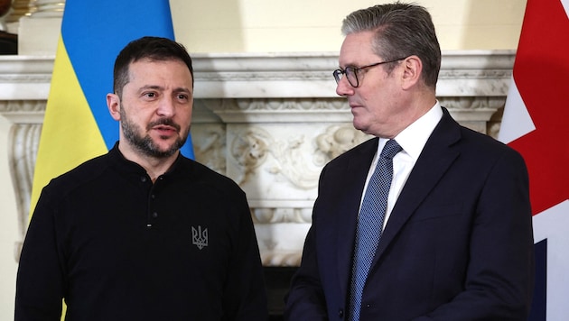 From the left: Ukrainian President Volodymyr Zelensky and British Prime Minister Keir Starmer (Bild: AFP/ Henry Nicholls)