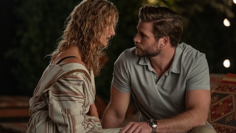 Katherine (Dern) und Owen (Hemsworth) kommen sich gefährlich nahe. (Bild: Netflix)