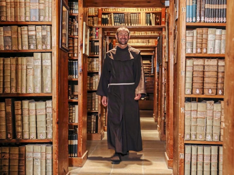 Bruder René Dorer führte durch die historische Bibliothek. (Bild: Berger Hubert)