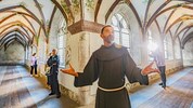 Im Kreuzgang umschließen 22 Arkaden den rechteckigen Mittelhof.