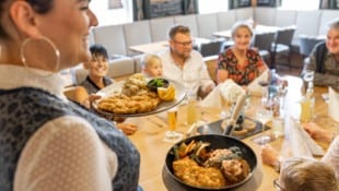 Reservierungen für größere Gruppen sind in der Gastro ein heikles Thema – vor allem, wenn die Tische leer bleiben. (Bild: NIK_FLEISCHMANN)