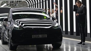 Elon Musk bei der Inbetriebnahme einer Tesla-Fabrik: Der umtriebige Tech-Milliardär will jetzt mit fahrerlosen Taxis durchstarten. Doch die Hürden sind hoch. (Bild: AFP)