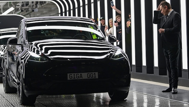 Elon Musk bei der Inbetriebnahme einer Tesla-Fabrik: Der umtriebige Tech-Milliardär will jetzt mit fahrerlosen Taxis durchstarten. Doch die Hürden sind hoch. (Bild: AFP)