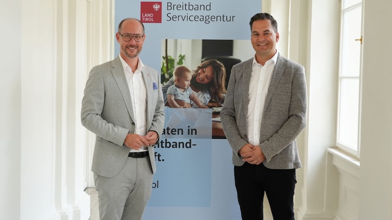 State Councillor for Digitalization Mario Gerber (left) with BBSA Managing Director Stephan Willburger. (Bild: Land Tirol/Pichler)