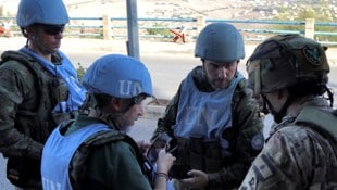 Soldaten der UNO-Mission UNIFIL während einer Lagebesprechung mit einem libanesischen Armeeangehörigen (Bild: APA/AFP)