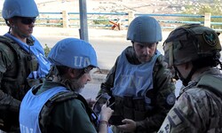 Soldaten der UNO-Mission UNIFIL während einer Lagebesprechung mit einem libanesischen ...