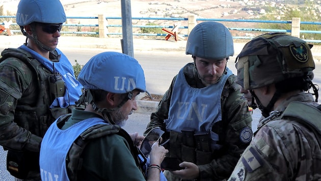 Soldiers of the UN mission UNIFIL during a briefing with a member of the Lebanese army (Bild: APA/AFP)