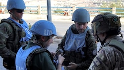 Soldaten der UNO-Mission UNIFIL während einer Lagebesprechung mit einem libanesischen Armeeangehörigen (Bild: APA/AFP)