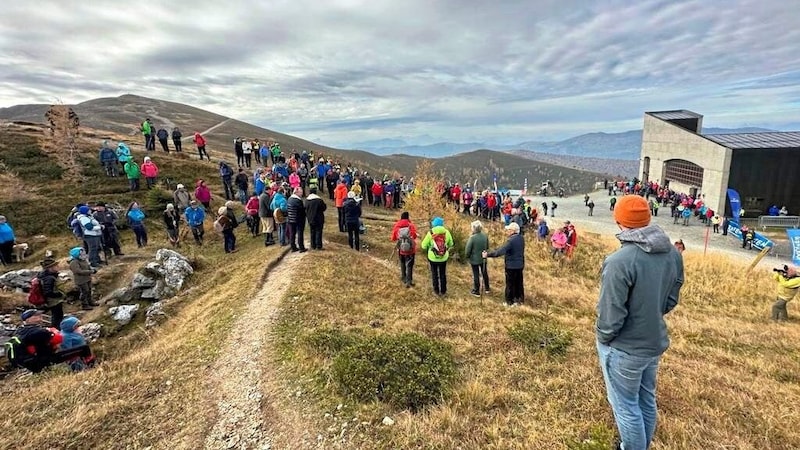 Das Wandern mit Skilegende Franz Klammer (wische nach rechts) ist immer wieder ein großartiges Erlebnis (Bild: Wallner Hannes)