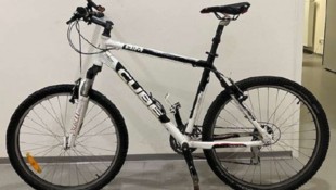 Dieses Mountainbike wartet auf seinen Besitzer.