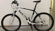 Dieses Mountainbike wartet auf seinen Besitzer.