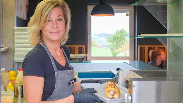 Restaurant manager Helene serves seven different types of bosna. The restaurant in Altenfelden in the Rohrbach district also offers a daily special. (Bild: Einöder Horst/Horst Einöder/Flashpictures)