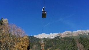 Unter der Trasse der Seegrubenbahn führt der Seilbahnsteig hinauf. (Bild: Peter Freiberger)