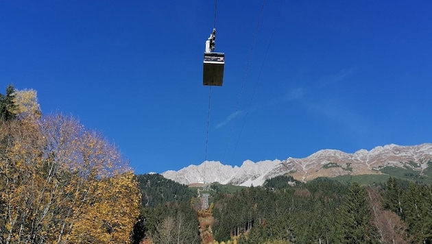 The cable car platform leads up under the route of the Seegrubenbahn. (Bild: Peter Freiberger)