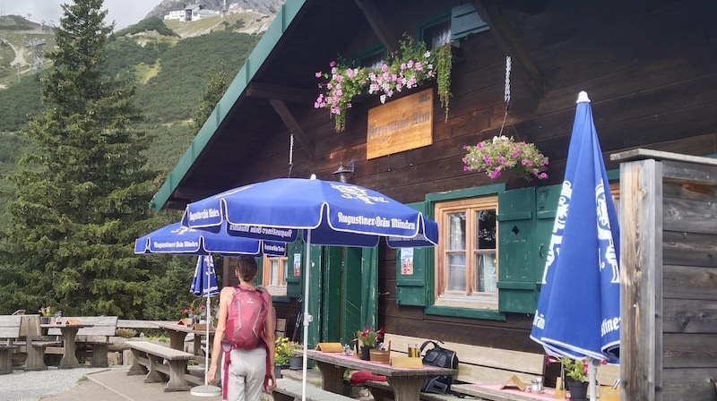 Bei Schönwetter lässt es sich auch im Herbst auf der Terrasse der Alm gut aushalten. (Bild: Peter Freiberger)