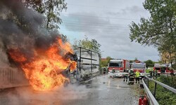 Der Lkw bannte in Laakirchen vollständig aus