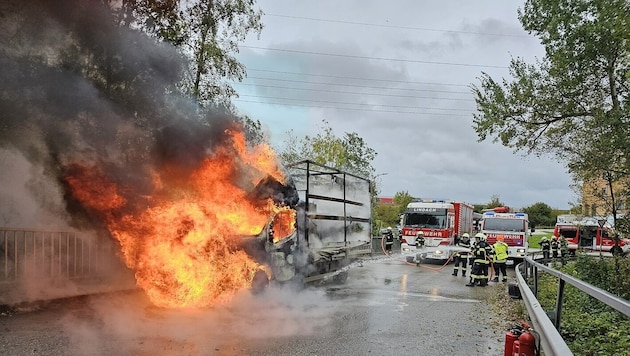 Der Lkw bannte in Laakirchen vollständig aus (Bild: FF Laakirchen)