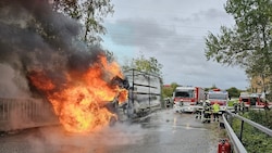 Der Lkw bannte in Laakirchen vollständig aus (Bild: FF Laakirchen)