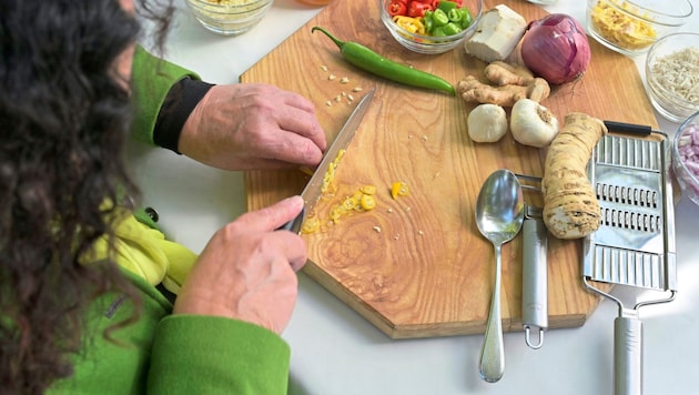 Sieglinde Salbrechter preparing the master tonic - it strengthens the immune system. We have the recipe for you. (Bild: Evelyn Hronek)