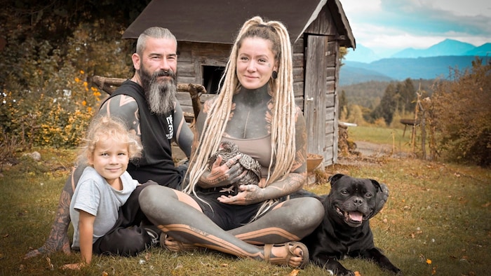 Lina lebt mit ihrer Familie auf einem Hof in Kerschdorf/Velden.