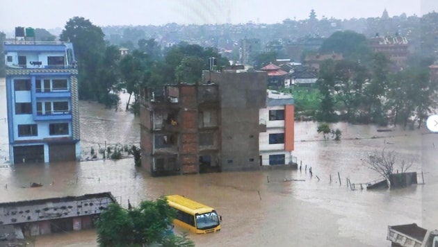 Towns and villages are flooded. Many residents are stuck in their homes. (Bild: Privat)