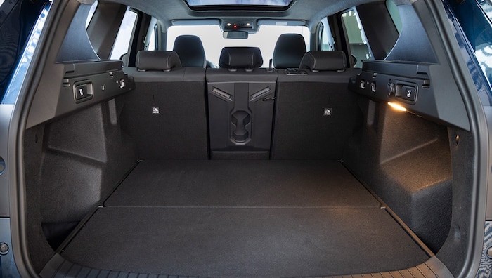 The trunk has a capacity of 667 liters with the rear seat backrests up.