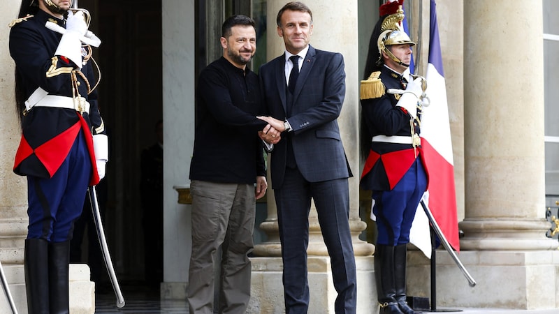 Volodymyr Zelensky and Emmanuel Macron (Bild: AFP/Ludovic MARIN)