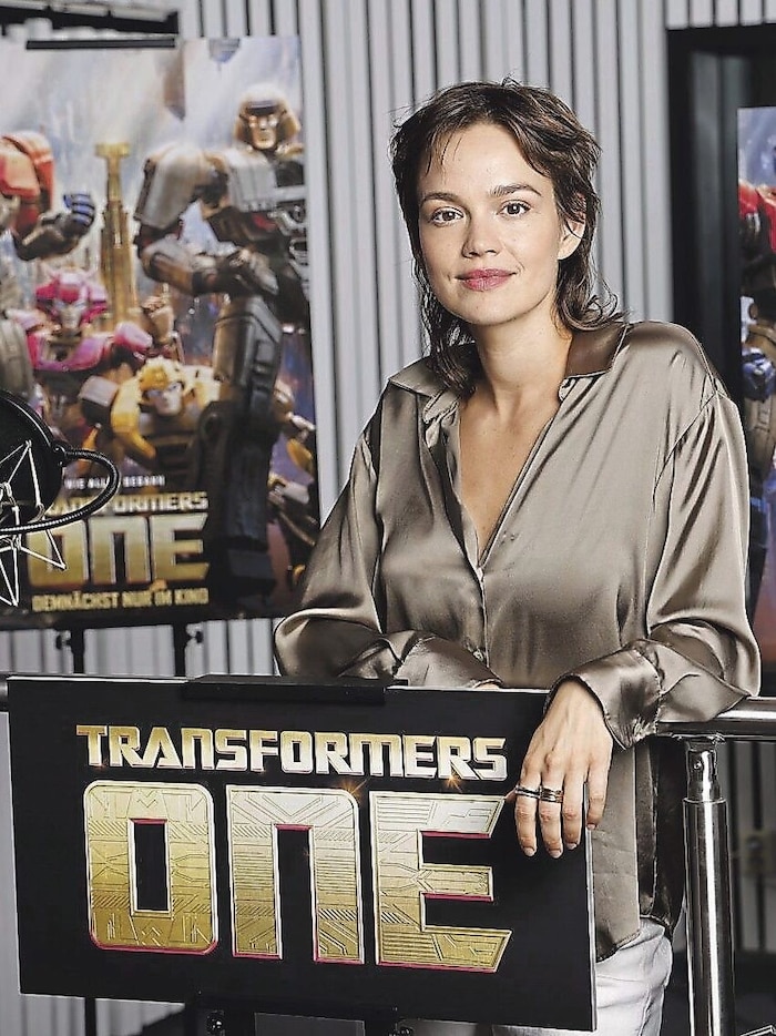 Schauspielerin Emilia Schüle spricht Elita-1 im neuen Kinofilm „Transformers One“. 
