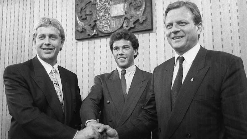 1989: The then FPÖ leader Jörg Haider after his first election as governor of Carinthia, with his deputies Christof Zernatto (left) and Peter Ambrozy (Bild: APA Pool/APA/GERT EGGENBERGER)