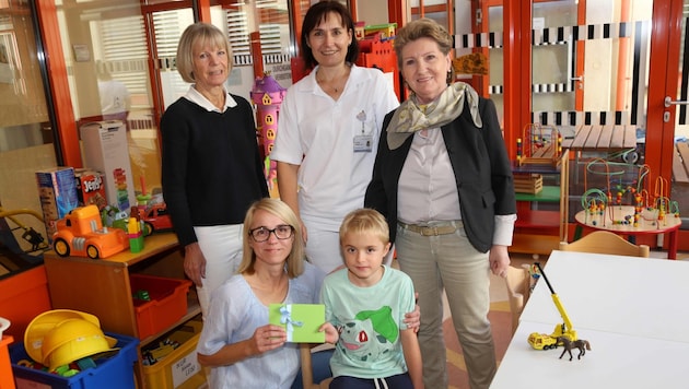 Bruno and his mom with Scheicher, Dragos and City Councillor Buchinger (Bild: Horvath Helmut)