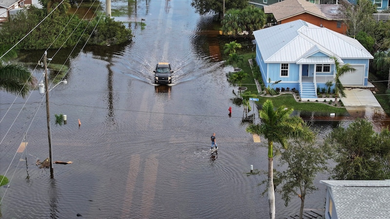 Hurricane Milton caused flooding throughout Central Florida. (Bild: APA/Getty Images via AFP/GETTY IMAGES/JOE RAEDLE)