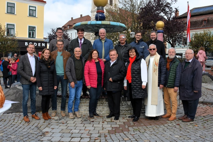Politicians with town chief Franz Mold (6th from left) and clergymen with Pastor Janusz Wrobel ...